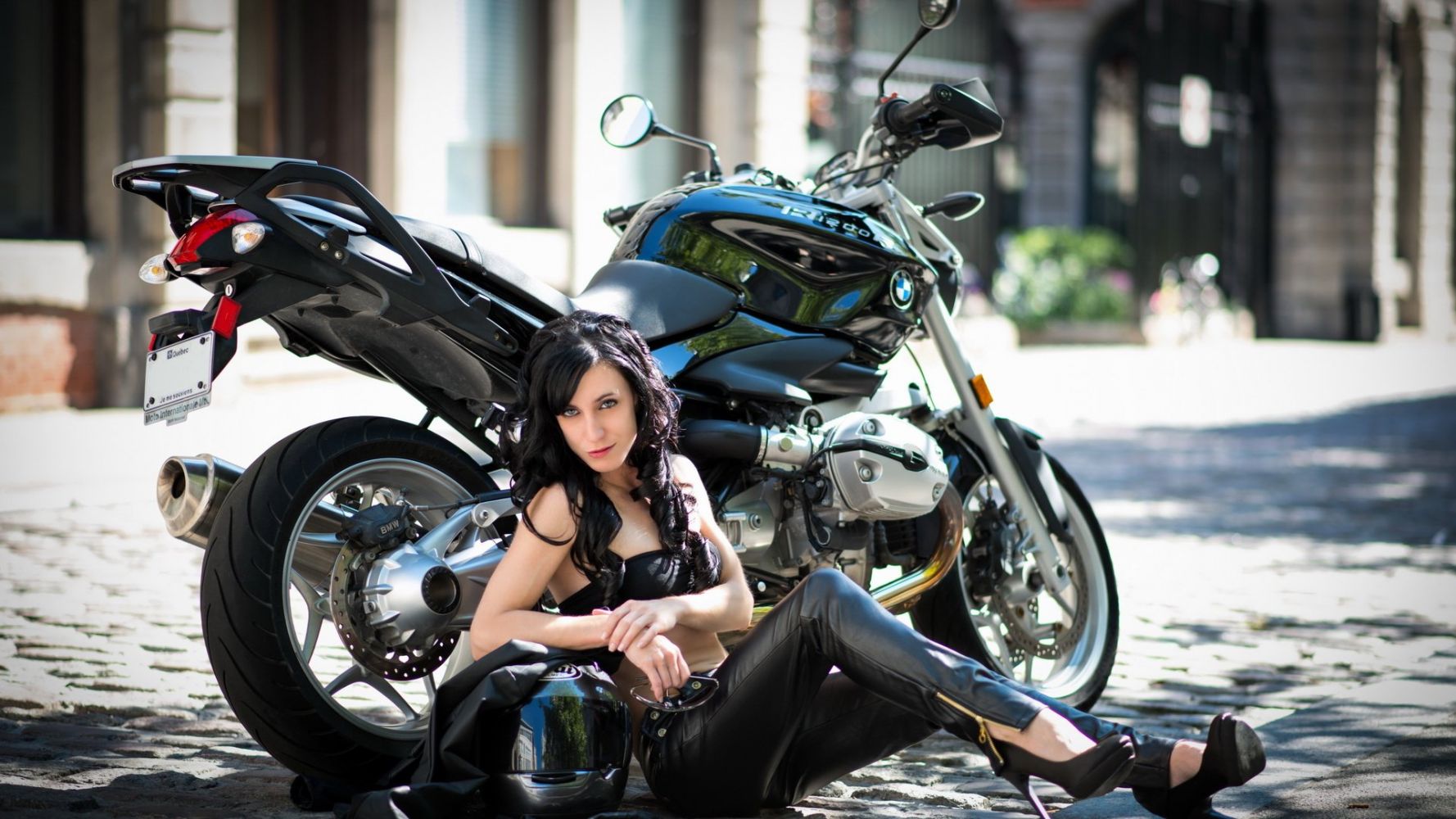 European women on bikes in Hefei