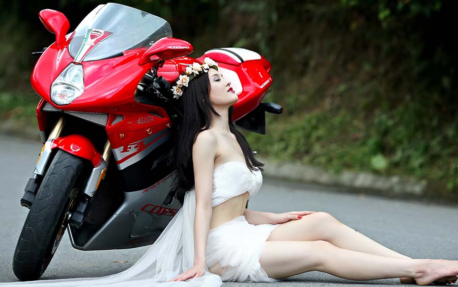 Beautiful girls and motorcycles in Hefei