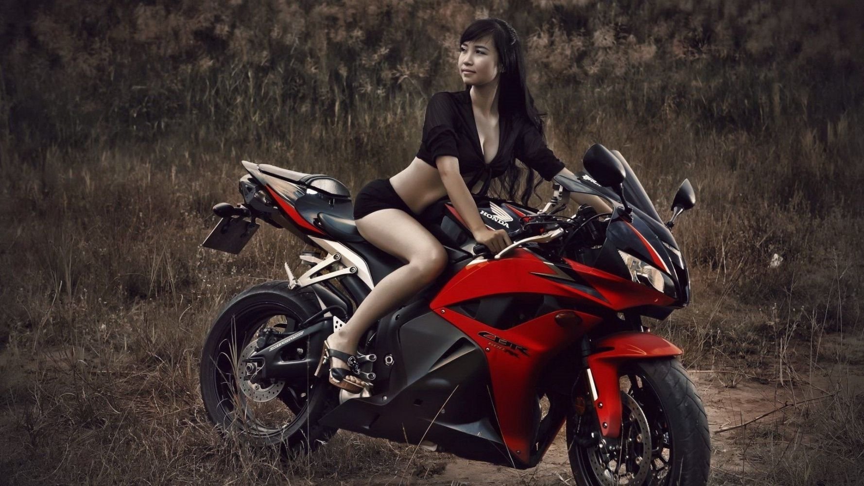 Fitness girls and bikes in Hefei
